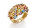 une bague en or ornée de pierres multicolores sur fond blanc