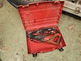 une boîte à outils rouge contenant tout un tas d'outils