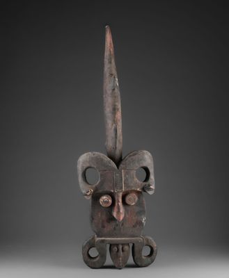 une image représentant un masque en bois muni de cornes sur la tête