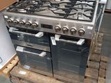 une photo d'une cuisinière posée sur une palette dans un entrepôt