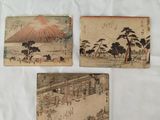 trois anciennes cartes postales japonaises représentant un paysage de montagne et une pagode
