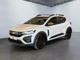 Le SUV blanc est garé dans le garage d'un immeuble.