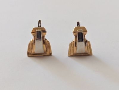 paire de boucles d'oreilles dorées ornées de pierres noires et blanches