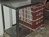une photo d'une table en métal sur laquelle se trouve un panier