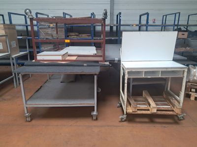 deux tables placées l'une à côté de l'autre dans un entrepôt