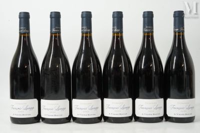 six bouteilles de vin sont alignées dans une rangée