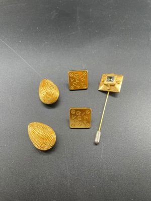un gros plan sur quatre morceaux de bois posés sur une table