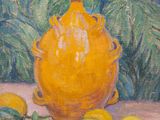 tableau représentant un vase jaune avec des citrons et des feuilles posés sur une table