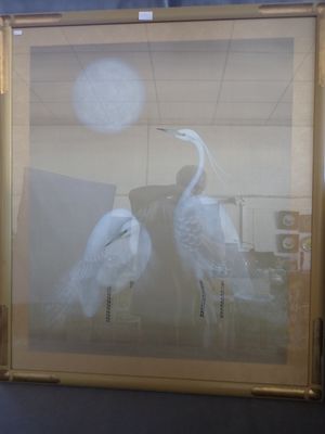 une photo montrant deux oiseaux posant devant un tableau
