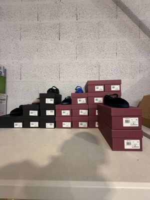 une pile de cartons posée sur une table dans une pièce