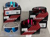 Plusieurs paires de lunettes de soleil sont exposées dans une vitrine.