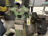 une machine qui se trouve dans un garage avec d'autres outils