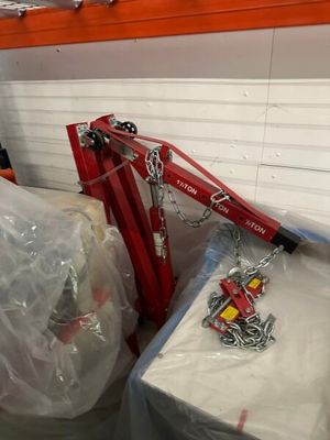 un extincteur rouge posé par terre à côté d'un tas de plastique