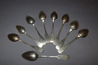 a lot of spoons that are sitting on a table