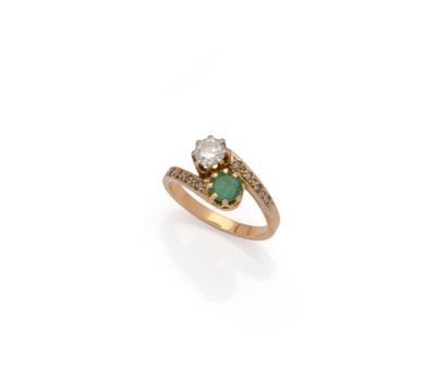 une bague en émeraude et diamant