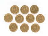 gros plan d'un paquet de pièces d'or sur une surface blanche