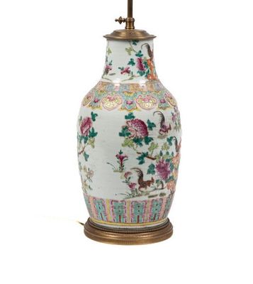 une lampe posée sur une table