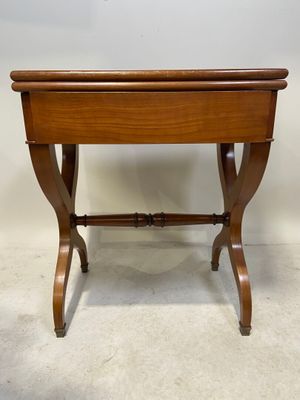 une vieille table en bois surmontée d'un tiroir