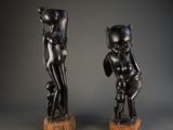 paire de figurines africaines en bois sculpté représentant un garçon et une fille