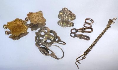 plusieurs bijoux sont exposés sur une surface blanche