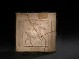 une image représentant un bloc de pierre orné d'un relief représentant une femme