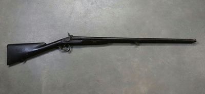 un fusil posé par terre