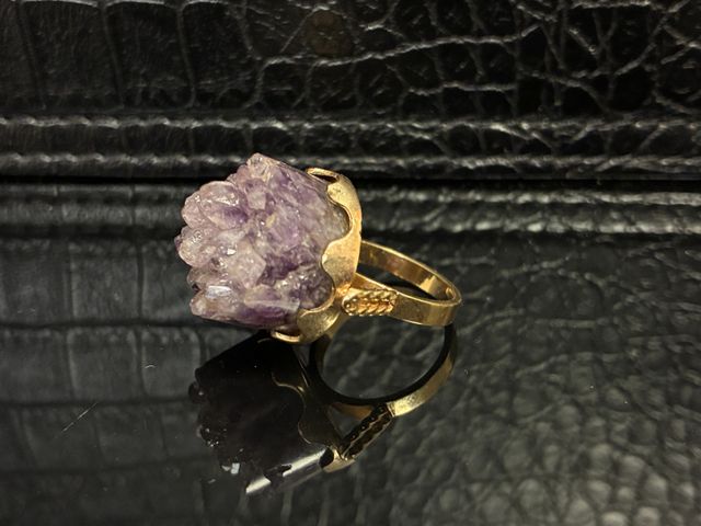 Bague en or 9 carats 375 millièmes ornée d’un cylindre d’améthyst