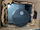 une boîte contenant un CD, posée sur une table