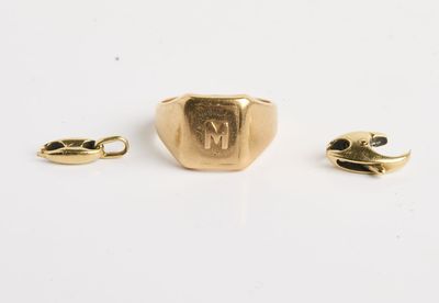 un gros plan sur une bague en or et deux autres bagues