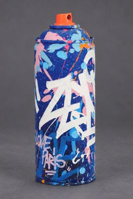 bombe de graffiti sur fond gris, avec un capuchon rouge