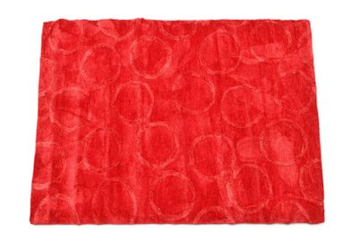 gros plan d'un tapis rouge sur fond blanc