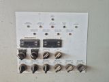 un gros plan d'un tableau de commande muni de boutons