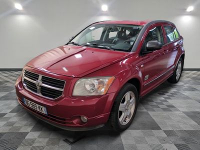 une photo d'un SUV Dodge rouge garé dans un garage