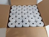 de nombreux rouleaux de papier toilette dans une boîte posée sur une table
