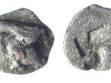 deux pièces d'argent sur une surface blanche