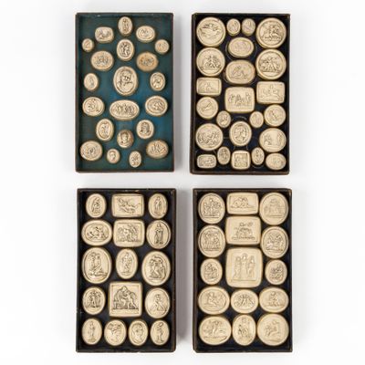 un lot de quatre plaques en bois ornées de motifs différents