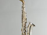 un gros plan d'un saxophone sur fond blanc