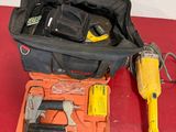 une sacoche à outils contenant des outils, posée sur une table rouge