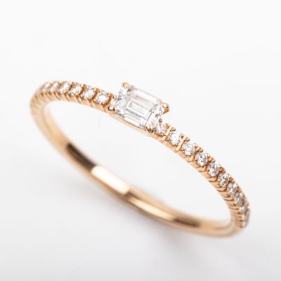 a gold ring with a baguet of diamonds on top of it