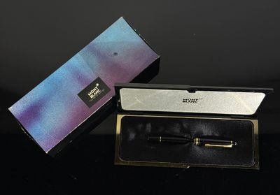MONTBLANC Stylo plume modèle Meisterstück en résine noir, pl…