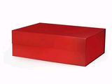une boîte rouge posée sur une surface blanche
