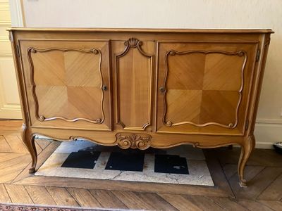 Buffet en merisier, le plateau mouvementé à décor d'un motif…