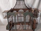 une cage à oiseaux dans laquelle se trouve un oiseau