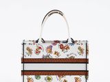 un sac à main blanc et marron orné d'un motif