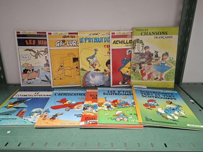 Plusieurs livres pour enfants sont posés sur une étagère devant un mur.