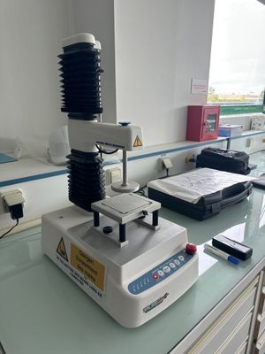 un microscope posé sur un plan de travail