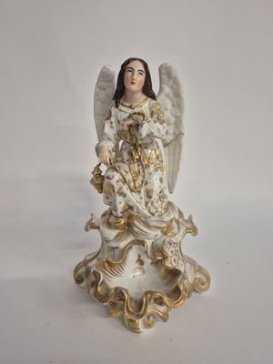 figurine représentant un ange tenant un oiseau sur fond blanc