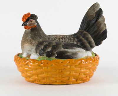 Terrine en porcelaine polychrome figurant une poule couvant …