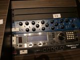 une radio posée sur une table