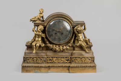 une horloge en or posée sur une table